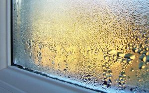 La condensation et la buée sur les fenêtres est la cause d'un mauvais taux d'humidité général dans votre maison.